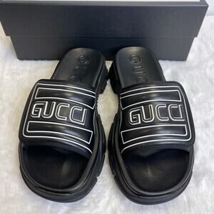 NIB Gucci embossed logo chunky sliders Size 5